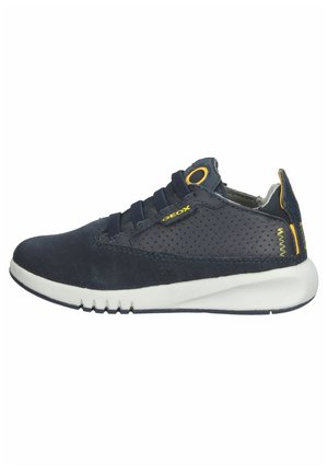 Zapatillas de ante azul marino con paneles de malla, cordones planos y suela de goma. Cuenta con detalles amarillos y un talón trasero texturizado para mayor agarre.