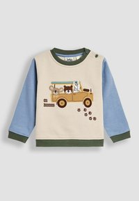 Beige sweatshirt med blå ærmer, grønne detaljer og broderede dyr i en bil. Har knaplukning på skulderen og poteaftryk.