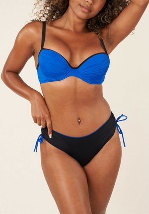 Bikini deux pièces bleu et noir avec un soutien-gorge rembourré à fronces, des bretelles réglables et un bas taille haute avec des liens sur les côtés.