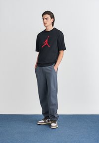 Jordan JUMPMAN TEE - T-shirts med print - black/gym red
