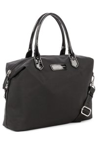 Sac à main en nylon noir avec des poignées et des accents en cuir verni noir brillant. Il présente une plaque logo en argent et une bandoulière ajustable et amovible.