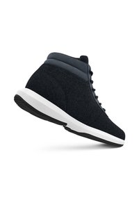 Baskets montantes avec tige en feutre gris foncé, accents noirs et semelle en caoutchouc blanc. Présente des lacets et un soutien de cheville rembourré pour le confort.