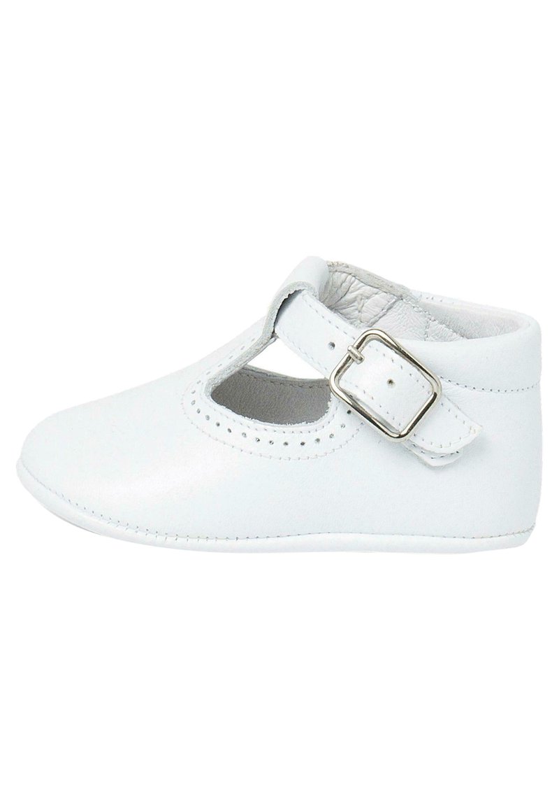 Scarpa infantile in pelle bianca con punta arrotondata, ritagli decorativi e una fascetta con fibbia laterale. Texture liscia e dettagli cuciti.