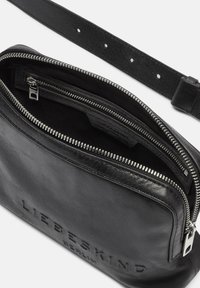Borsa a tracolla nera in pelle con zip argentata, scomparto interno e logo del marchio in rilievo. Tracolla regolabile e texture liscia.