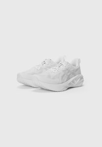 Une paire de chaussures de course blanches avec des semelles texturées et des lacets, positionnées côte à côte sur un fond blanc uni.