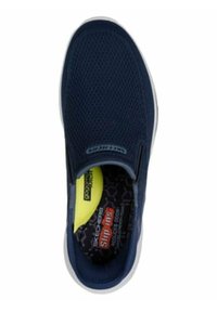 Scarpa slip-on blu navy con tomaia in rete, dotata di soletta imbottita gialla e interno decorato. Punta arrotondata e suola in gomma bianca.