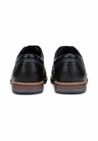 Scarpe in pelle nera con profilo basso, caratterizzate da un design cucito, dettagli blu e marroni, e una suola in gomma multicolore.