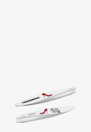 Pince à épiler blanche Tweezerman à pointe inclinée avec logo talon haut rouge et texte « The Devil Wears Prada » sur un côté.
