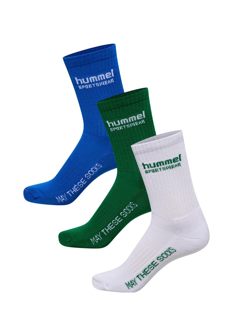 Tre par av ankelsockor i blått, grönt och vitt. Varje par har en ribbad design och texten "Hummel Sportswear" samt "May These Souls."