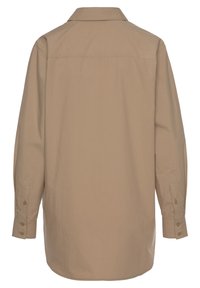 Camicia a maniche lunghe con bottoni in un tessuto marrone chiaro. Presenta un colletto classico, polsi con due bottoni e un design semplice senza pattern.