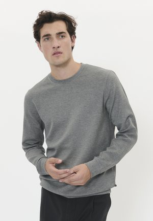 Graues langärmliges Crewneck-Shirt aus einem weichen, texturierten Stoff. Besitzt ein einfaches Design mit einem lässigen Schnitt und gerippten Bündchen.
