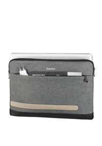 Graue Stoff-Laptop-Hülle mit Reißverschluss, die eine Fronttasche, einen beigen Akzentstreifen und einen schwarzen Boden aufweist. Enthält Öffnungen für Zubehör.