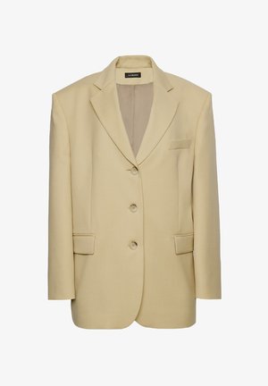 Sacou bej cu rever tăiat, trei nasturi, un buzunar pe piept și două buzunare laterale. Fabricat dintr-un material neted și structurat.