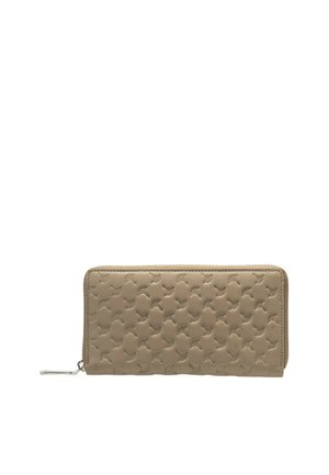 Beige Reißverschluss-Geldbörse aus strukturiertem Leder mit einem sich wiederholenden Muster und silberfarbener Hardware. Glatte Oberfläche mit dezentem Glanz.