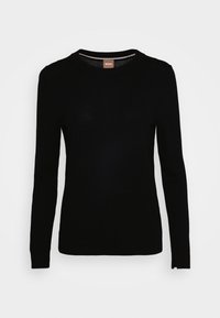 Pull noir à manches longues ajusté avec col rond et étiquette BOSS à l'intérieur du col, sur fond blanc uni.