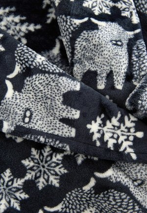 Fleece deka v námořnické modři s bílými vzory slona a sněhových vloček, s jemnou texturou a útulným, teplým vzhledem.