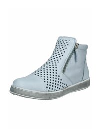 Lichtblauwe enkelboots van geperforeerd leer met een zijrits, ronde neus en een gestructureerde rubberen zool.
