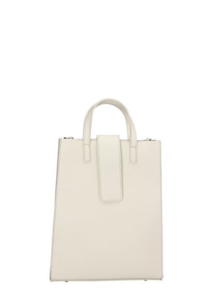 Sac fourre-tout en cuir blanc avec deux courtes poignées, de forme rectangulaire et d'une texture lisse. Présente un fermoir à rabat et des détails de couture minimalistes.
