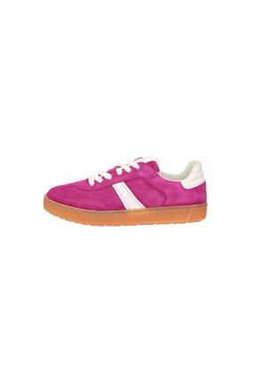 Rosa Wildleder-Sneaker mit weißen Seitenstreifen, weißen Schnürsenkeln und einer Gummisohle. Das Design zeichnet sich durch eine niedrige Silhouette und eine abgerundete Zehenpartie aus.
