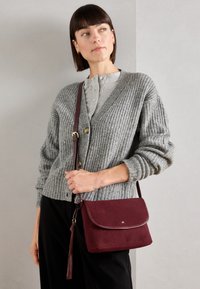 LEATHER - Skulderveske - bordeaux