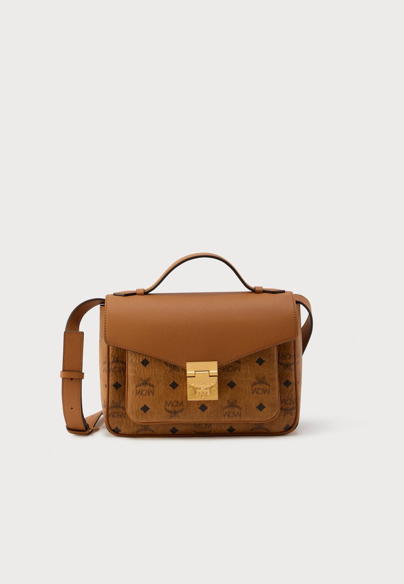 Sac d'épaule en cuir camel à design structuré, avec un fermoir doré et un motif de logo embossé sur le devant. Bandoulière amovible.