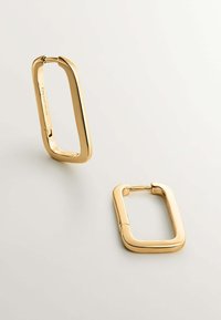 Pendientes de aro rectangulares de oro con una superficie lisa y brillante y una ligera curvatura. Cuentan con un cierre de bisagra para un uso seguro.