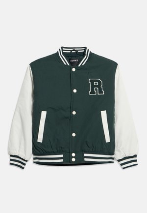 Temno zelena in bela univerzitetna jakna z ovratnikom, manšetami in spodnjim robom z črtami, sprednjimi gumbi na sponke, dvema žepoma in veliko črko "R" na prsih.