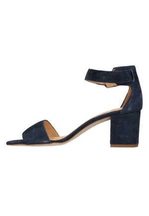 Sandale femme en daim bleu marine avec talon bloc et bride à la cheville sur fond blanc.