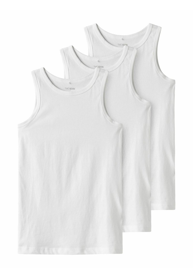 Trois débardeurs en coton blanc avec des encolures rondes et de larges emmanchures, mettant en avant une texture simple et lisse sans motifs imprimés.