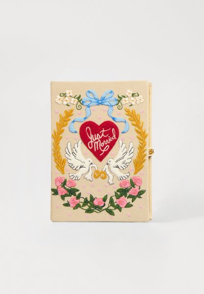 Libro de visitas de boda bordado con cubierta de tejido beige, presenta un corazón rojo etiquetado como "Recién Casados", palomas blancas, acentos florales y anillos dorados.