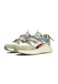 Sneaker con un mix di materiali: rete bianca, suede verde, accenti metallici e sovrapposizioni colorate. Presentano lacci con un motivo unico.