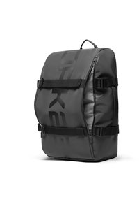 Musta reppu kiiltävällä pinnalla, jossa on säädettävät hihnat, vetoketjullinen tasku ja suuri painatus etupuolella.