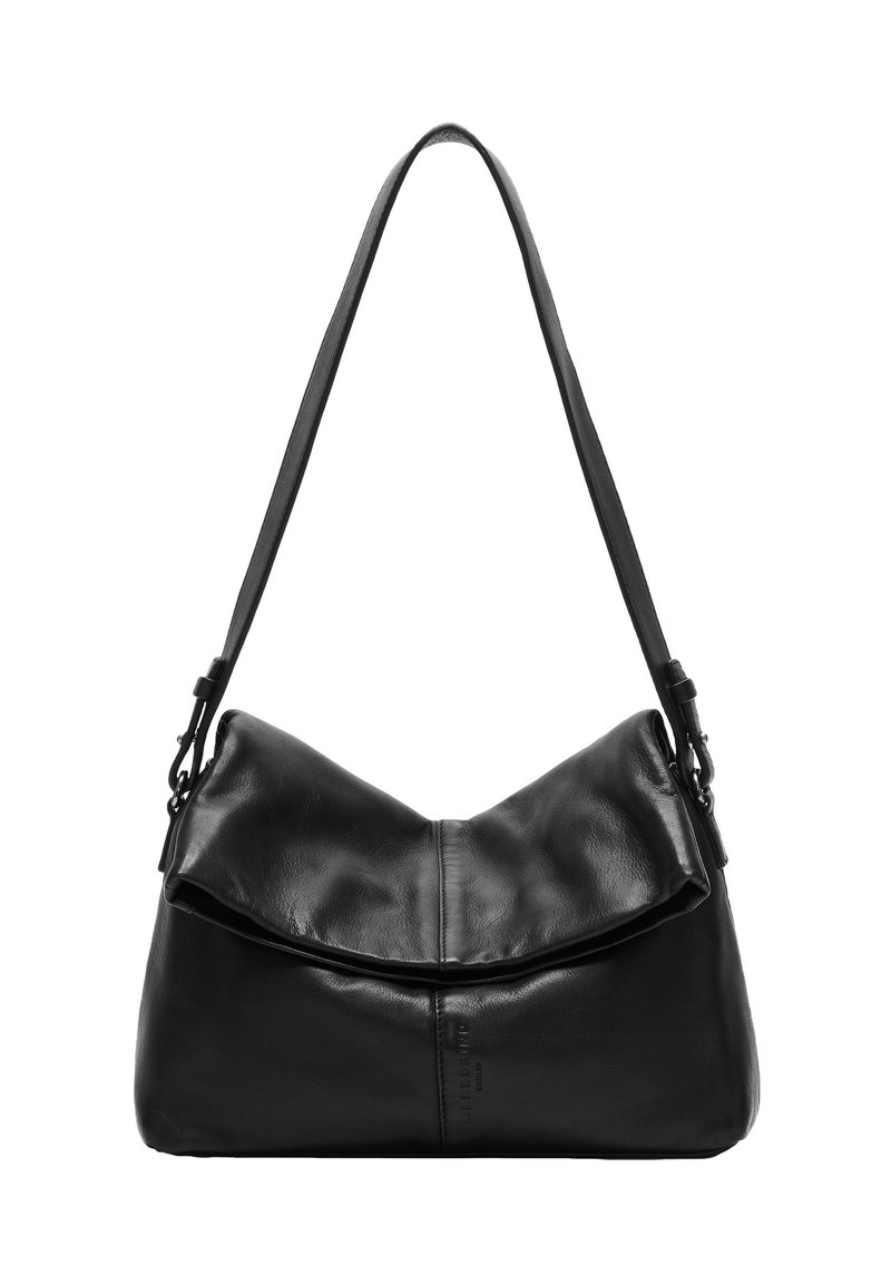 Zwarte leren schoudertas met een zachte, gekreukte bovenflap en een enkele, verstelbare schouderband, met subtiele branding aan de voorkant.