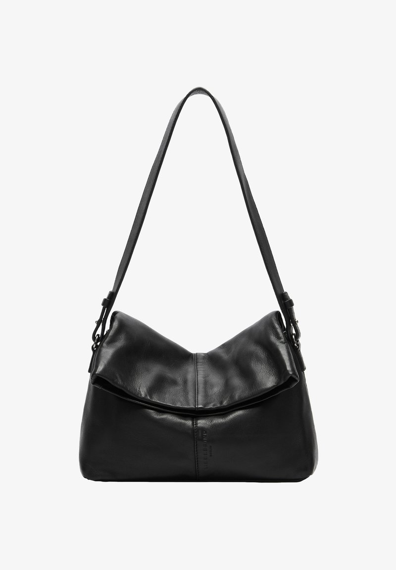Zwarte leren schoudertas met een zachte, gekreukte bovenflap en een enkele, verstelbare schouderband, met subtiele branding aan de voorkant.