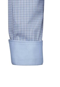 Polsino di camicia a quadri blu e bianchi con un bordo solido azzurro chiaro. Il tessuto sembra liscio con una finitura netta. Bordi del polsino arrotondati.