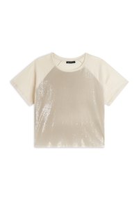 Camiseta corta de manga corta en color beige claro con un frente brilloso de lentejuelas, tejido suave y cuello redondo con mangas de color contrastante.