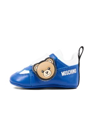 Zapato para bebé azul y blanco con decoración de cara de oso de peluche y marca Moschino en el lateral, diseñado para bebés.
