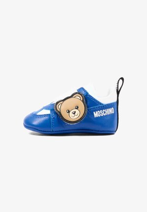 Scarpina azzurra e bianca con decorazione a faccia di orsetto e marchio Moschino sul lato, progettata per neonati.