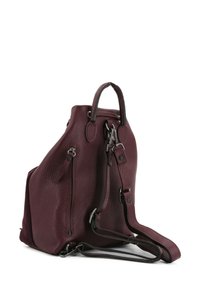 Zaino in pelle bordeaux con finitura testurizzata, doppie maniglie per il trasporto, tracolla regolabile, tasca laterale con zip e dettagli in metallo argentato.