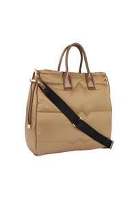 Vadderad brun tygkasse med glansiga bruna handtag, ett justerbart svart bälte, gyllene detaljer och ett kviltat mönster på utsidan.