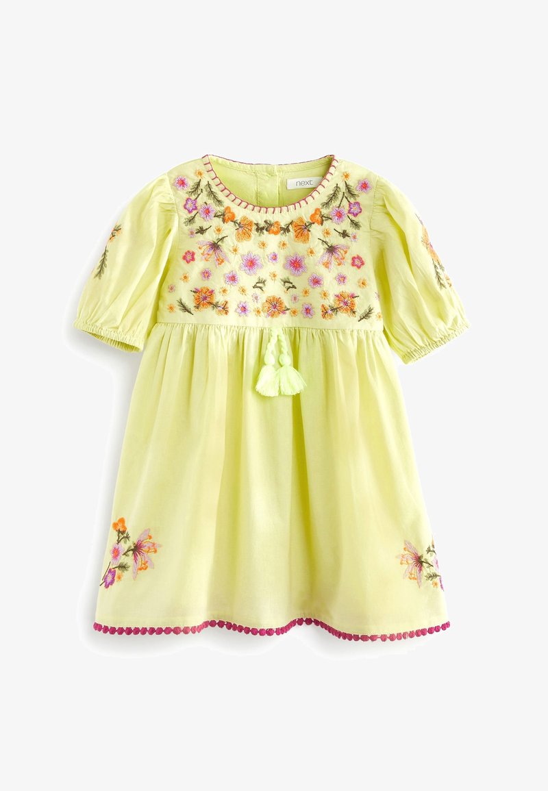 Robe en coton vert citron avec broderies florales roses et orange, manches courtes bouffantes, accents à franges et ourlet volé avec garniture rose.