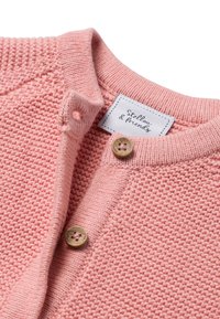 Hellrosa gestrickte Strickjacke mit einem strukturierten Muster, rundem Ausschnitt und zwei Knöpfen mit naturbelassener Holzoptik. Etikett angebracht.