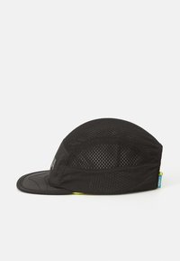 Casquette noire en tissu léger avec une visière structurée. Panneaux en maille pour la respirabilité, arborant un logo à l'avant et une étiquette bleue.