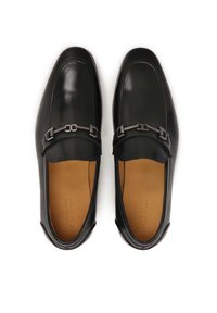 Černé kožené mokasíny s elegantním designem, čtveratou špičkou a stříbrnými detaily na svršku. Hladký povrch s béžovou stélkou.