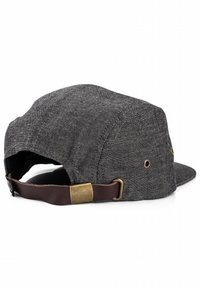 Cappello in tessuto grigio con visiera curva, dotato di cinturino in pelle e accessori in ottone. Il materiale testurizzato presenta un design informale e fori di ventilazione.