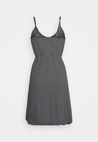 Czarna i biała sukienka w paski z regulowanymi ramiączkami, ściągnięta w talii i zwiewnym dołem, wykonana z lekkiego materiału.