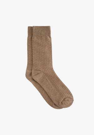 Calcetines marrones con acanalado, fabricados en una tela suave. Cuentan con talón y puntera reforzados, con una longitud media y textura suave.