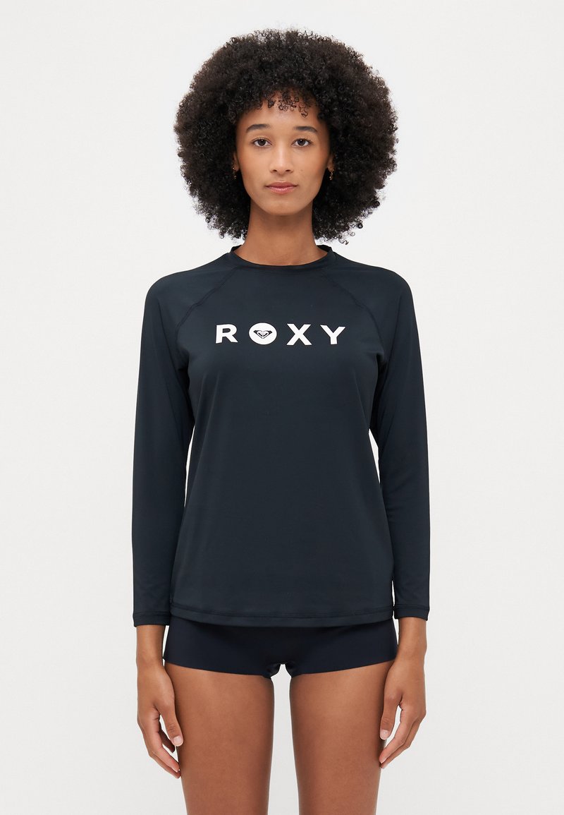 Melna garumām piedurknēm rēvēšanas jaka ar "ROXY" logo baltā krāsā, izgatavota no gludas, elastīgas auduma. Iespējamas raglāna piedurknes un plakano šuvju detaļas.