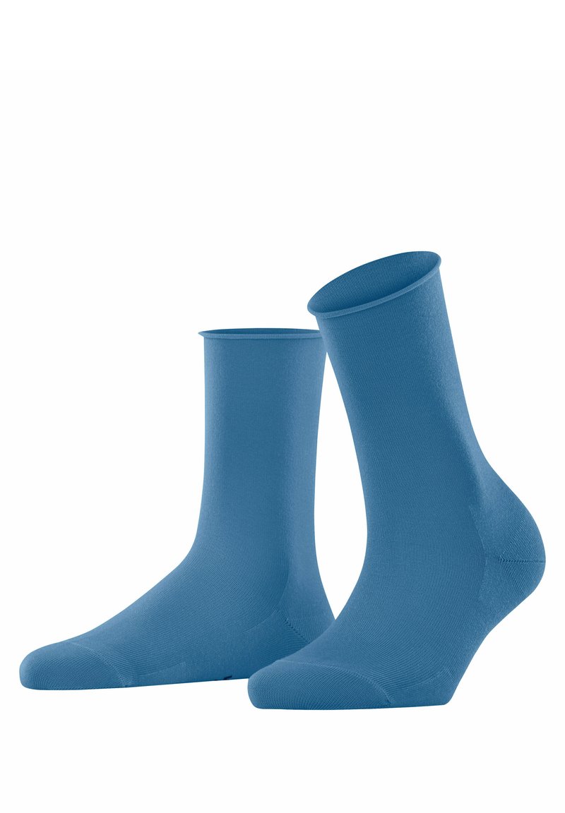 Blaue Baumwollsocken mit glatter Textur, mittellanger Höhe bis zur Wade und verstärktem Zehenbereich, mit einem gerippten Bündchen oben.