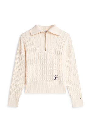 Kremo spalvos megztinis su tekstūruotu rombo raštu, užtrauktuku ant apykaklės, ribotais rankogaliais ir mažu siuvinėtu logotipu priekinėje kairėje pusėje.